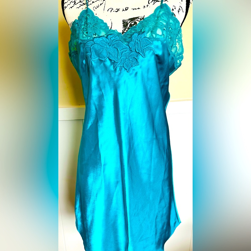 ERIKA TAYLOR INTIMATES- vintage, medium teal slip EUC